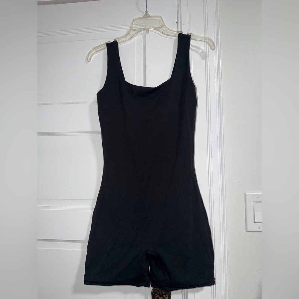 Body Contour Scoop Neck
Sleeveless Romper